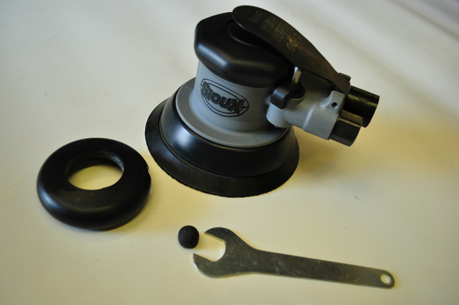 SIOUX 890 AIR OPERATED ORBITAL DISC 5 INCH AIR PALM SANDER  MADE IN USA