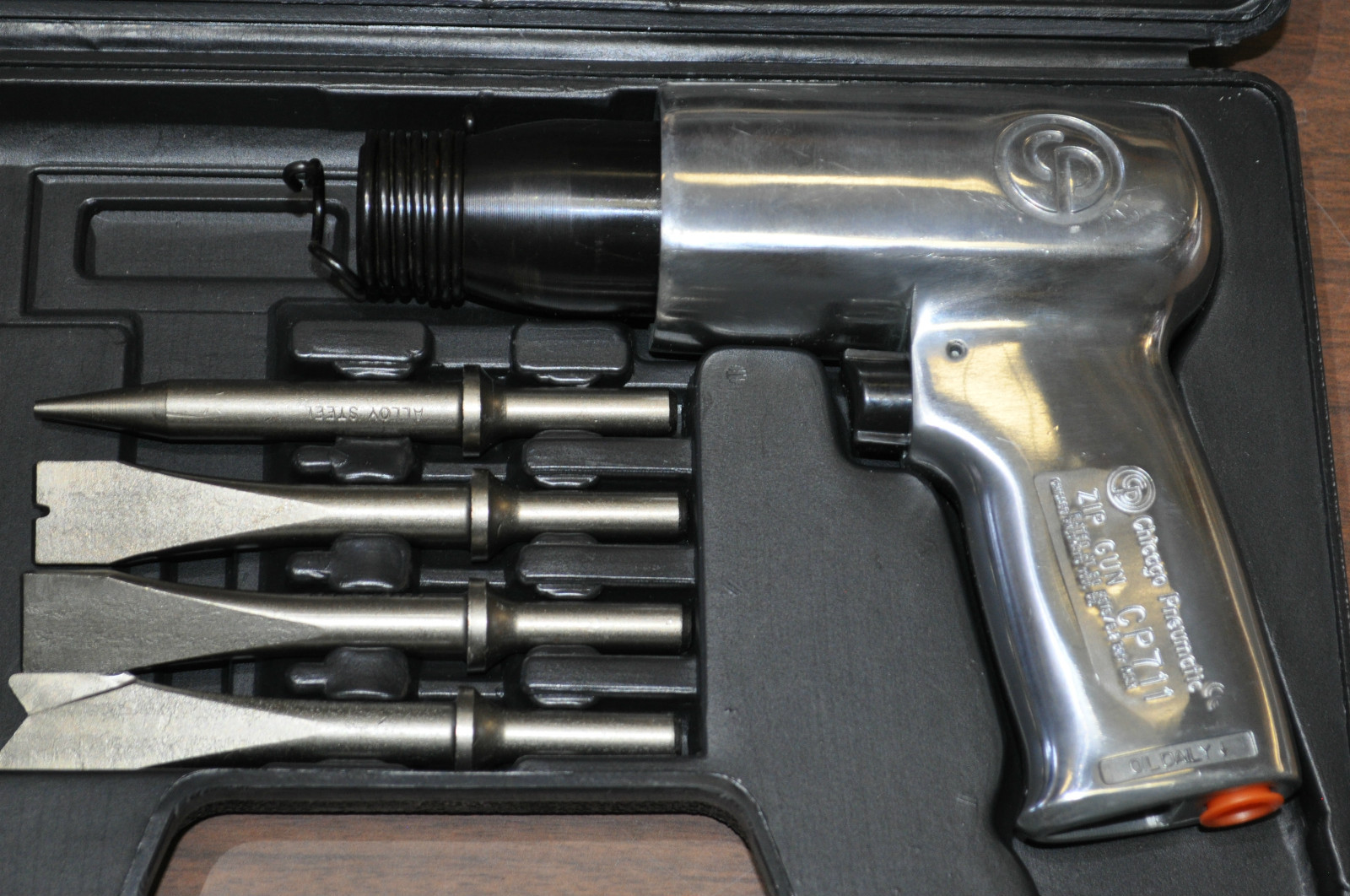 Chicago Pneumatic Zip Gun Cp 711K  Air Hammer W/4 alloy chisel set CE proof ,USA