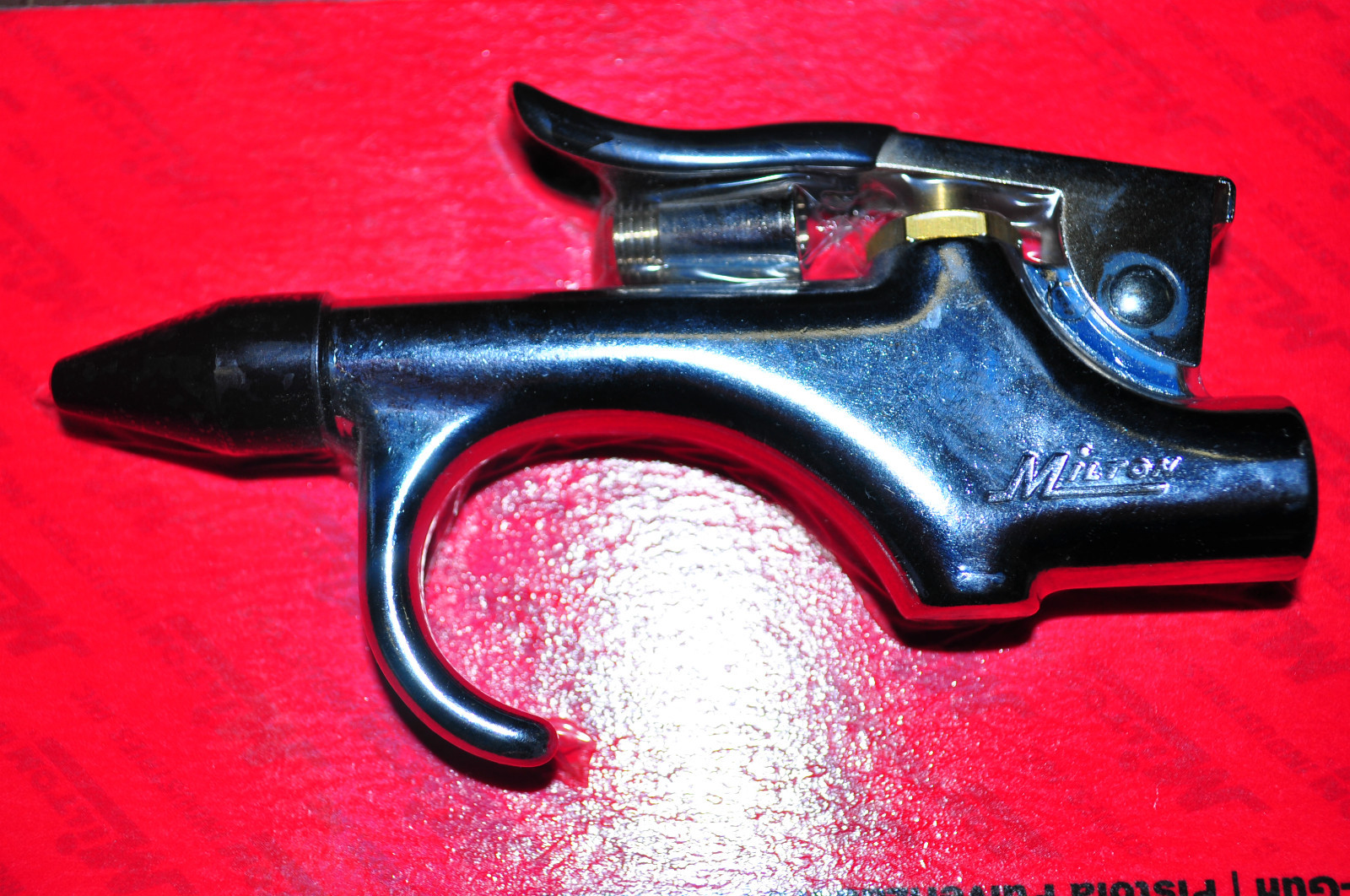 Compact Safety Lever Blo-Gun •1/4" NPT inlet 4in length.Blow gun Milton S-148