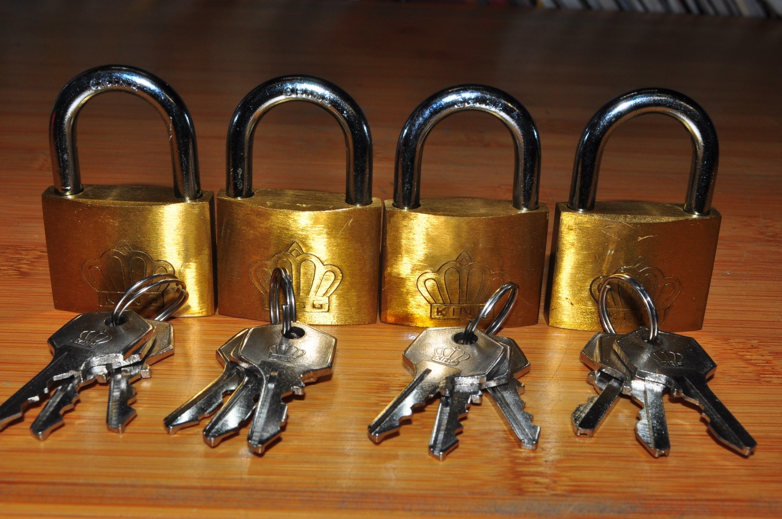 SOLID BRASS PADLOCK WITH 3 KEYS 1-3/8 IN - 35MM  4 PCS SALE BRAND NEW