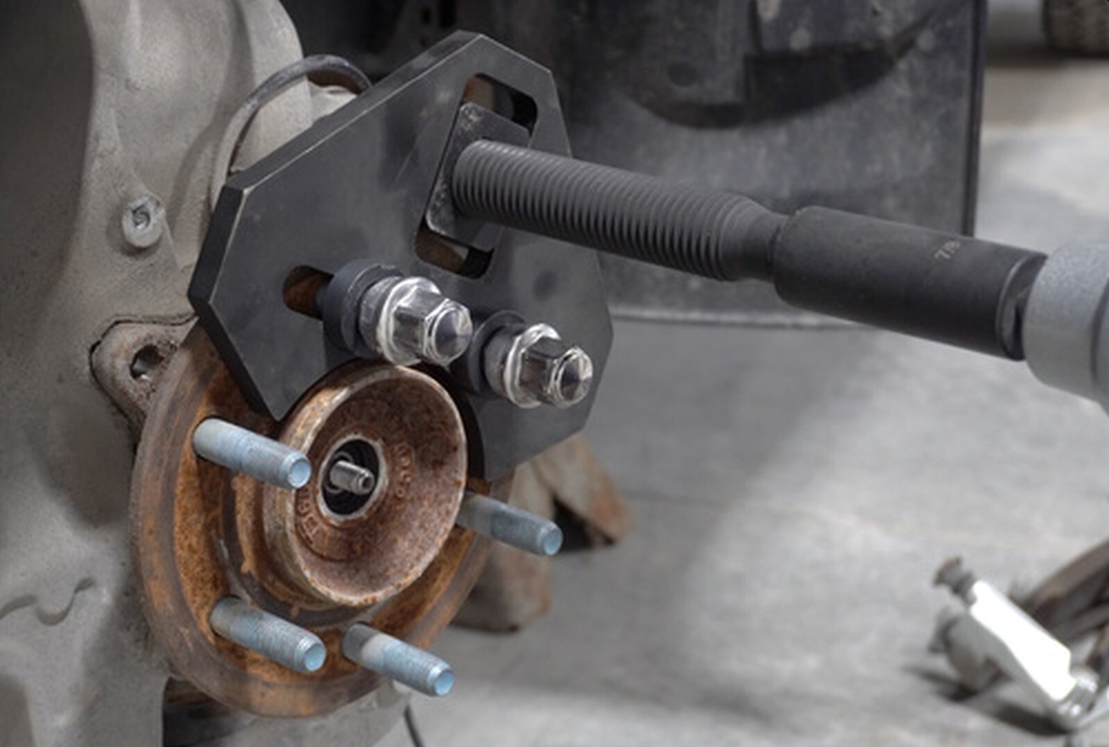 Lisle 40100 Hub Remover Removes Frozen Hub Assemblies - Image 3