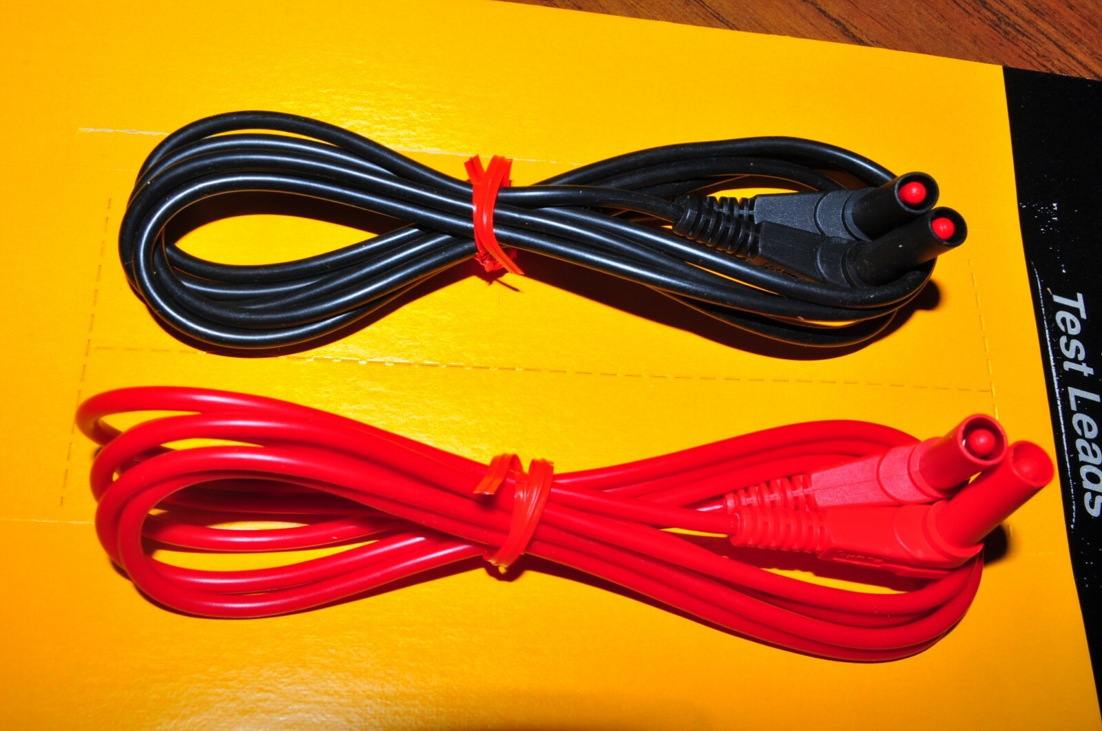 RIGHT ANGLE TEST LEAD FLEXIBLE RED AND BLACK SET 63" -1.6 M long  FLUKE TL22