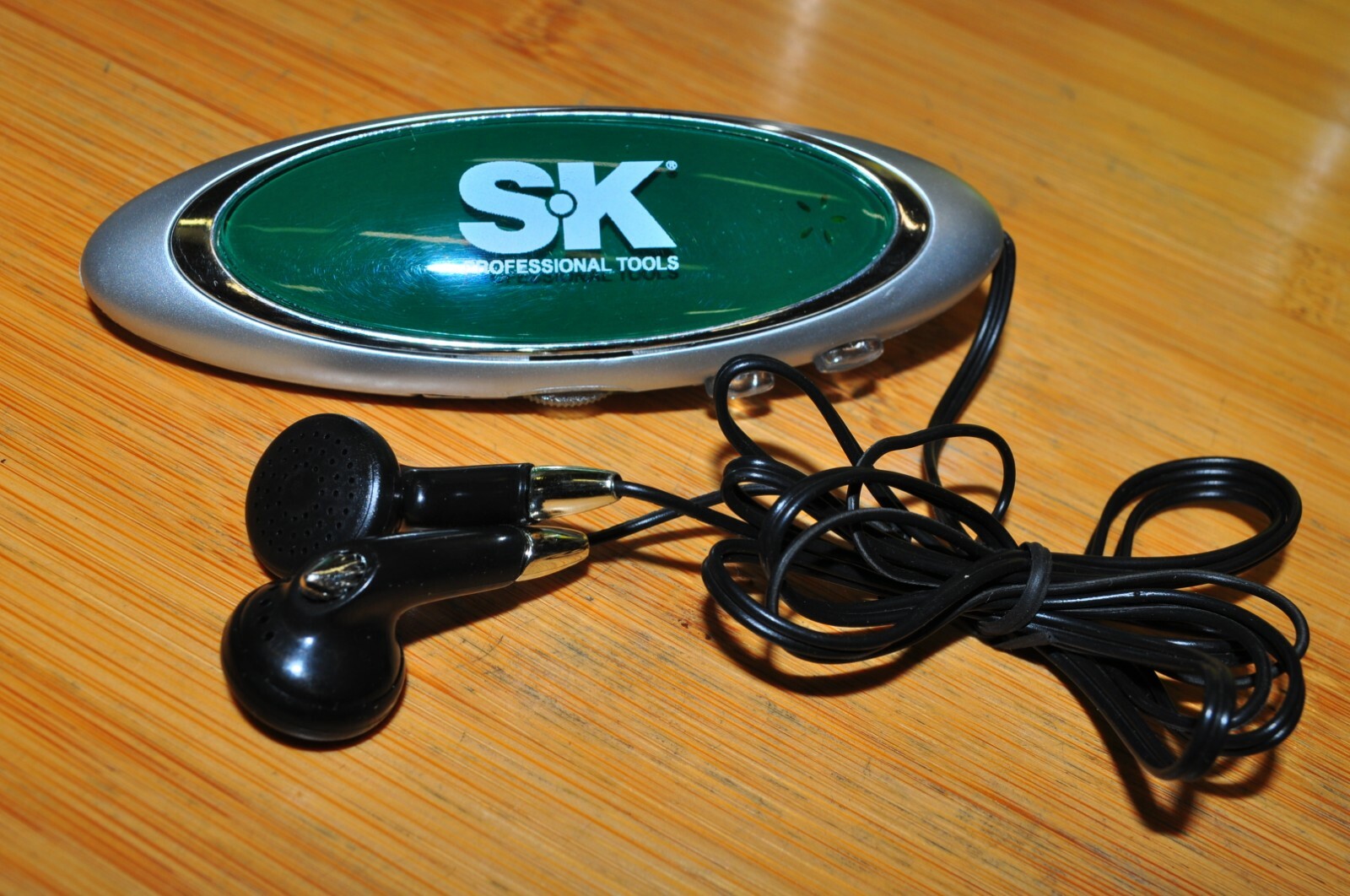 Radio with Ear plug 3V Clip build in SK hand tool