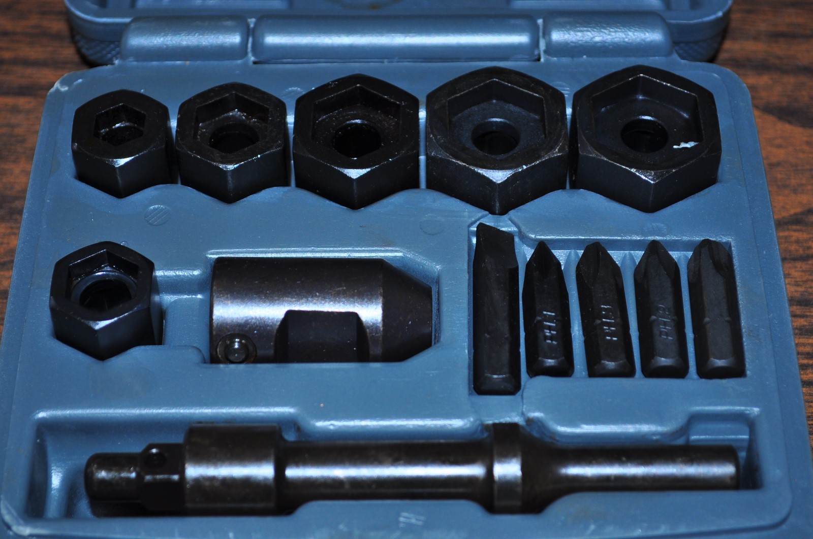 Pneumatic Impact tool to Loosen Rust-Seize Fastener w/5 bits,6socket Lisle 62140